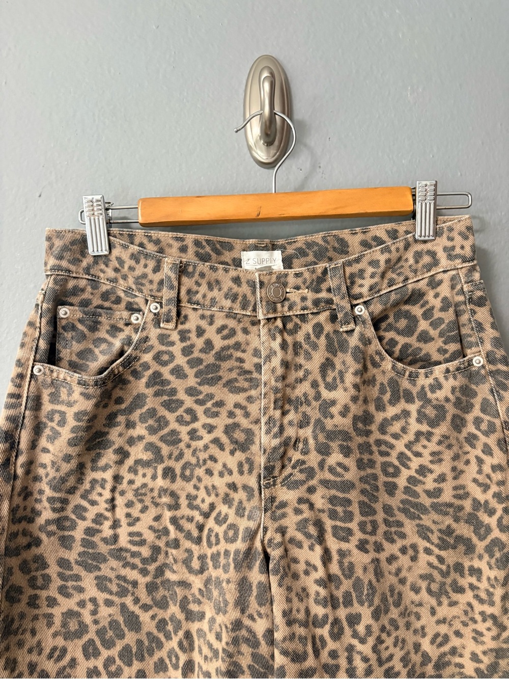 Z Supply Marli Denim Leopard Pants in Natural. Size 26 - Picture 10 of 15